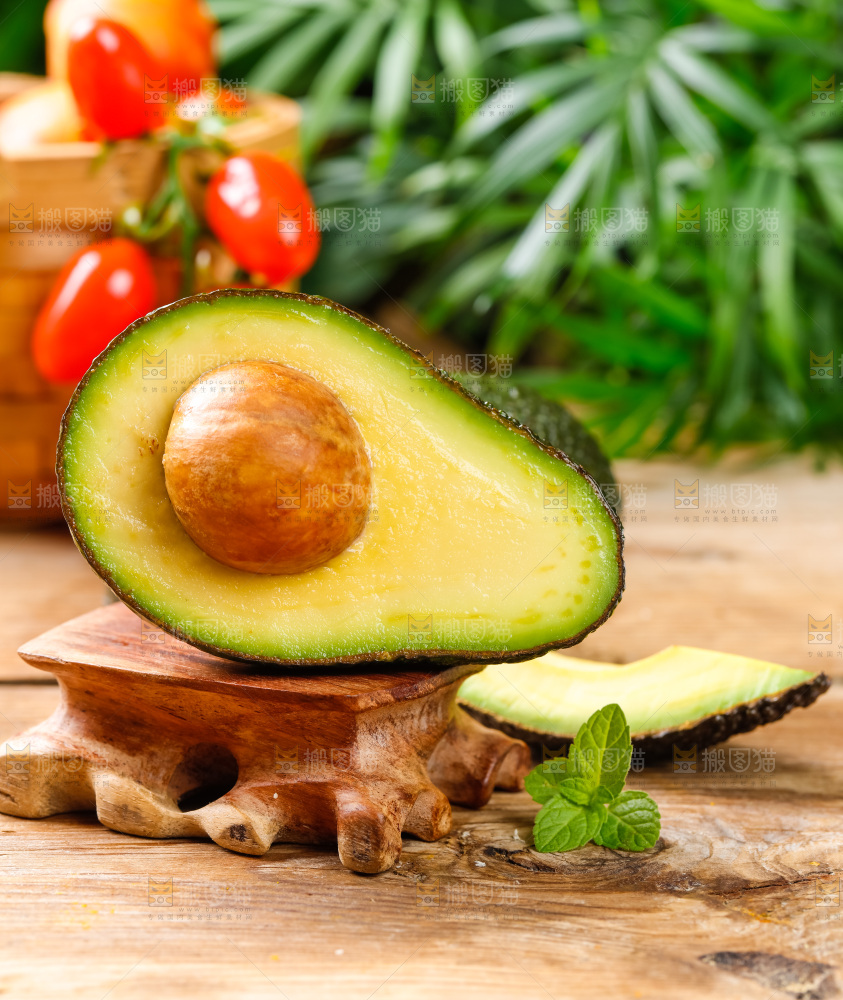 切开的油梨放在木底上