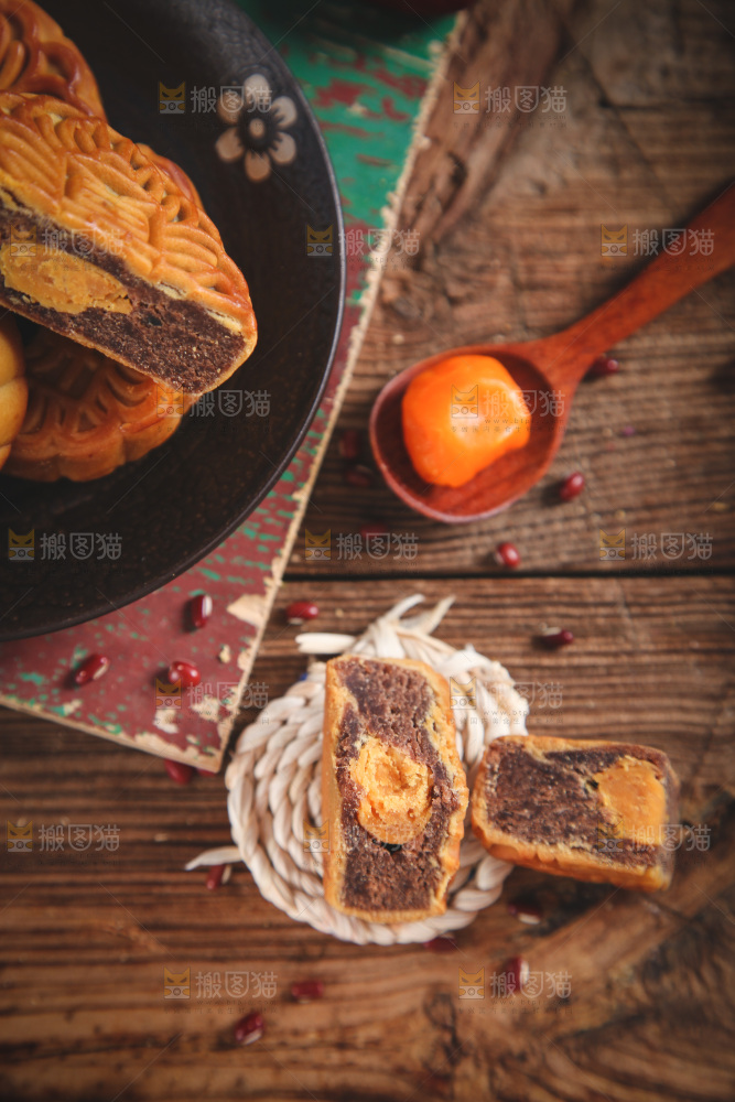 切开的蛋黄月饼放在木底上