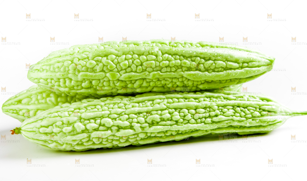 白底上摆放着新鲜苦瓜