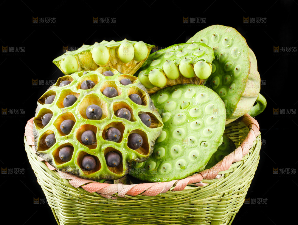 黑底上放着一筐湖北莲蓬