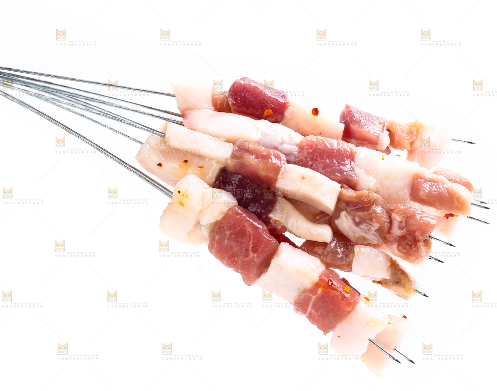 白底上的肉串