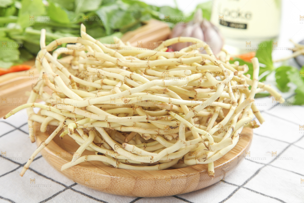 篮子里装着鱼腥草