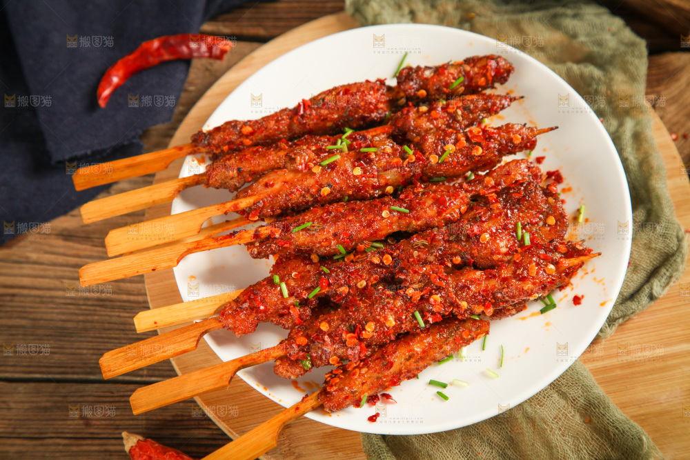 一盘肉串放在木底上