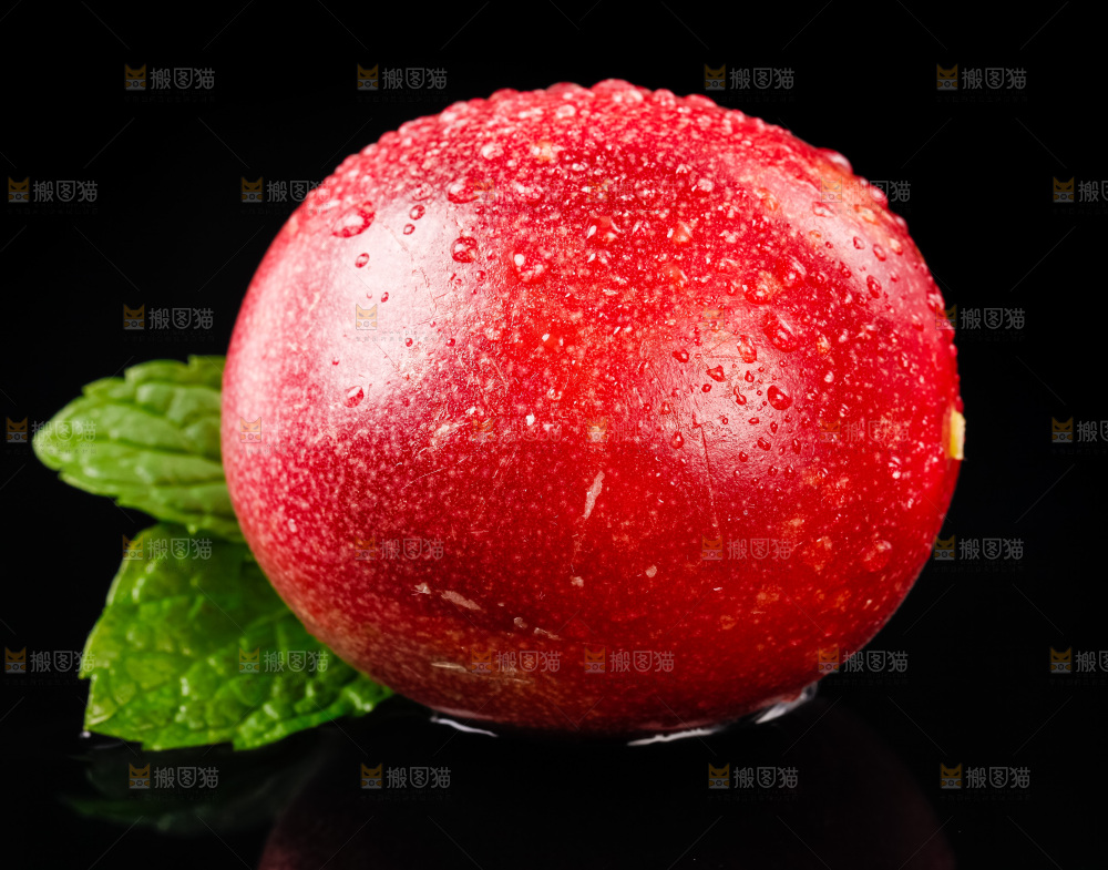 黑底上放着新鲜百香果