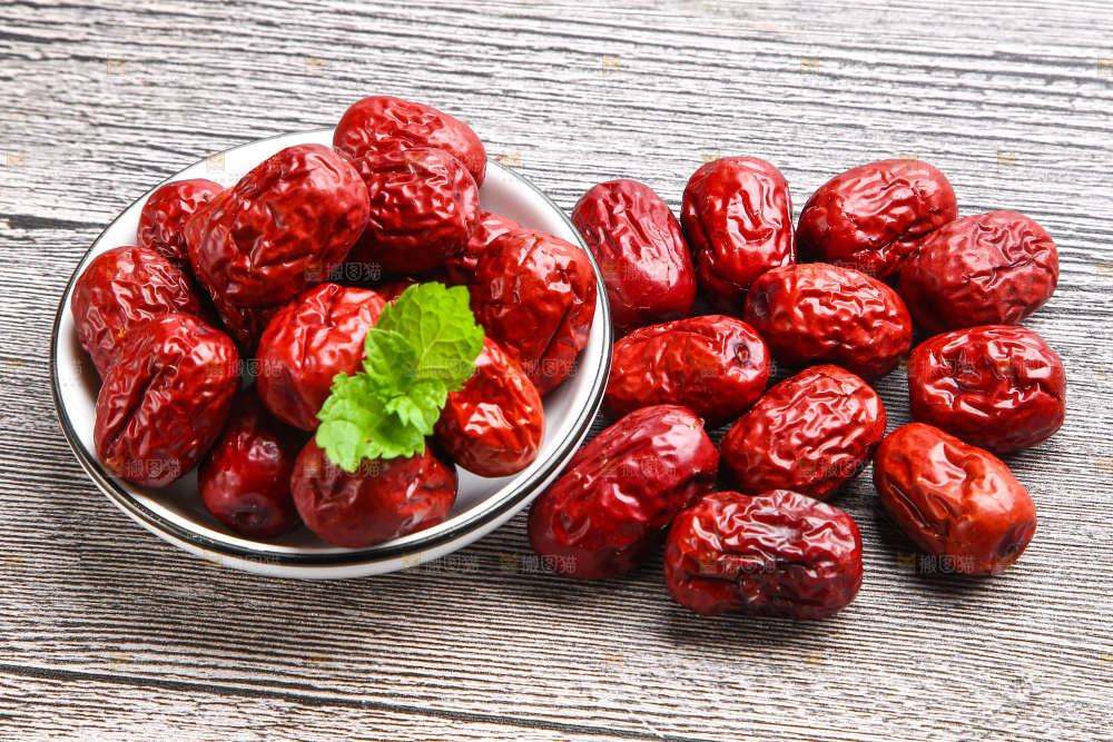 木底上放着新鲜红枣