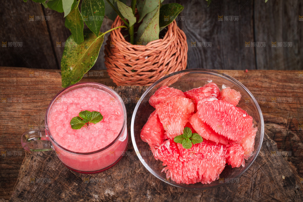 木板上的红柚果肉