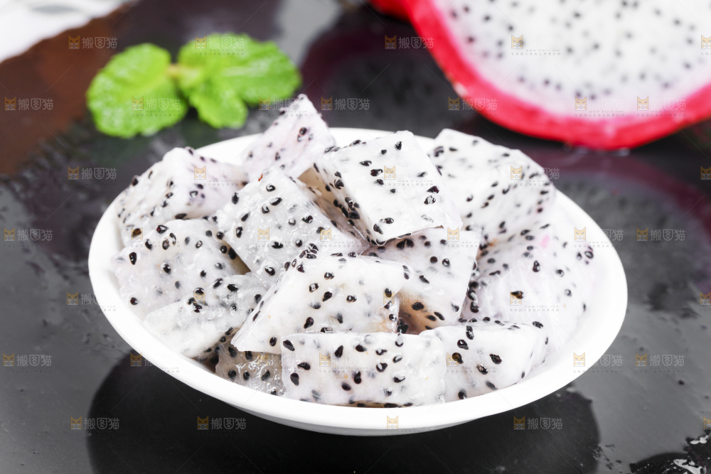 黑石板上的云南白心火龙果