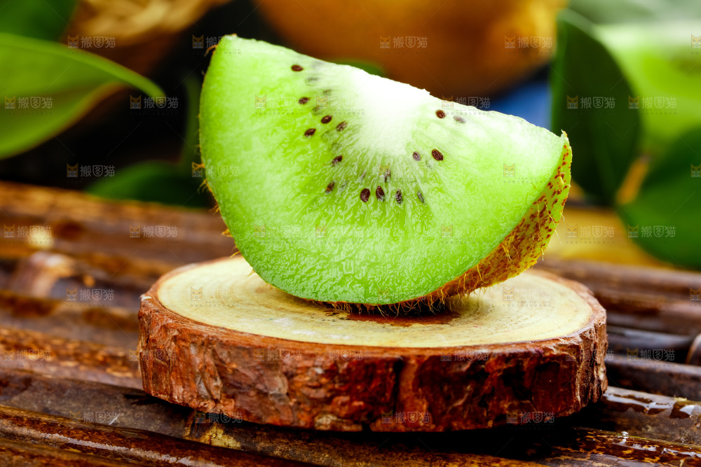 竹底上的陕西猕猴桃