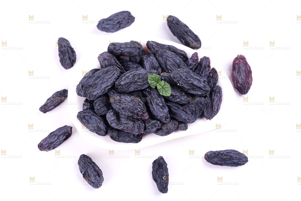 白底上的新疆葡萄干