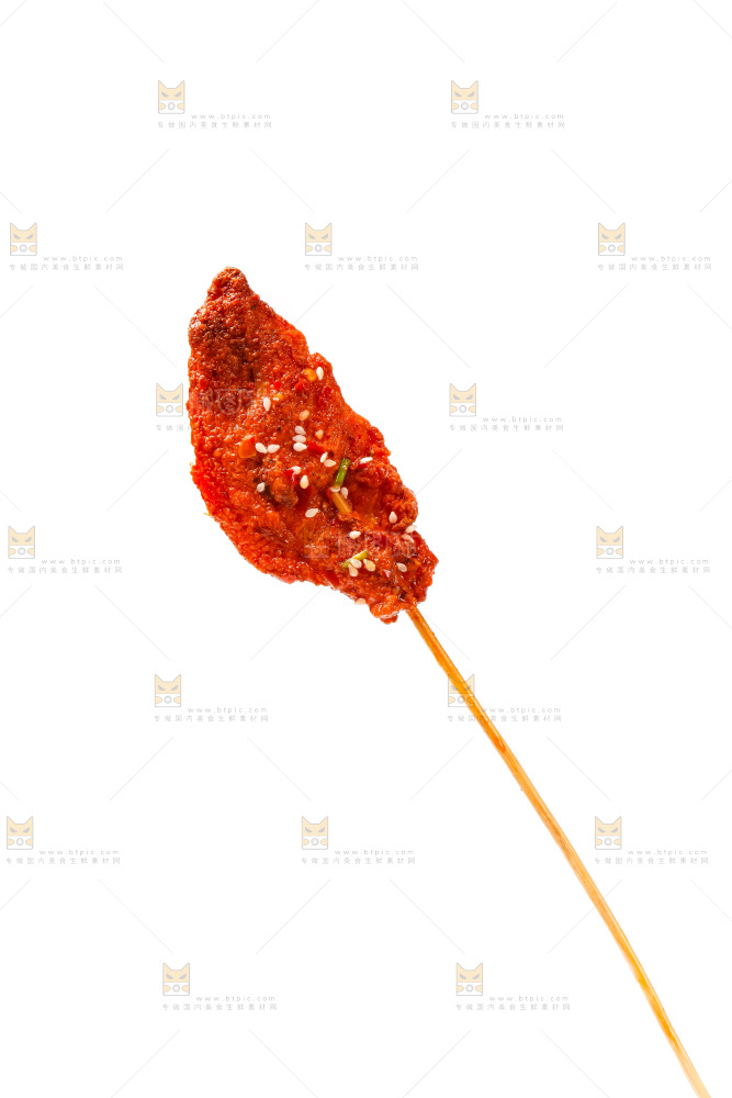 白底上的肉串