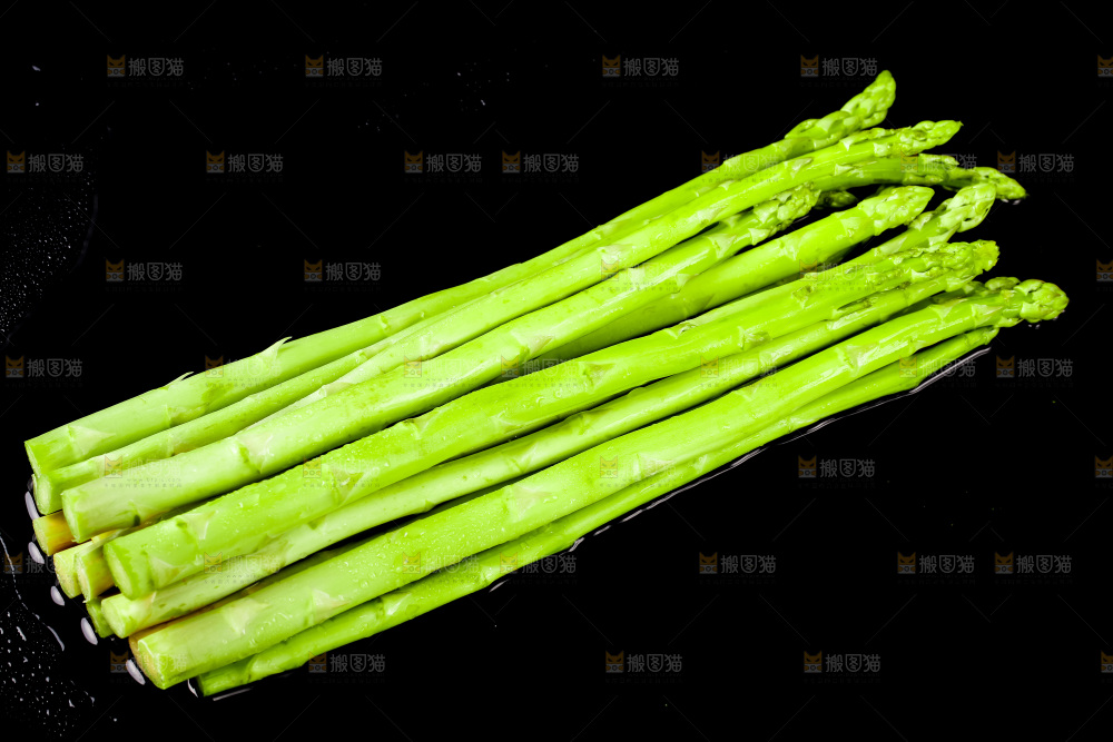 黑底上放着青芦笋