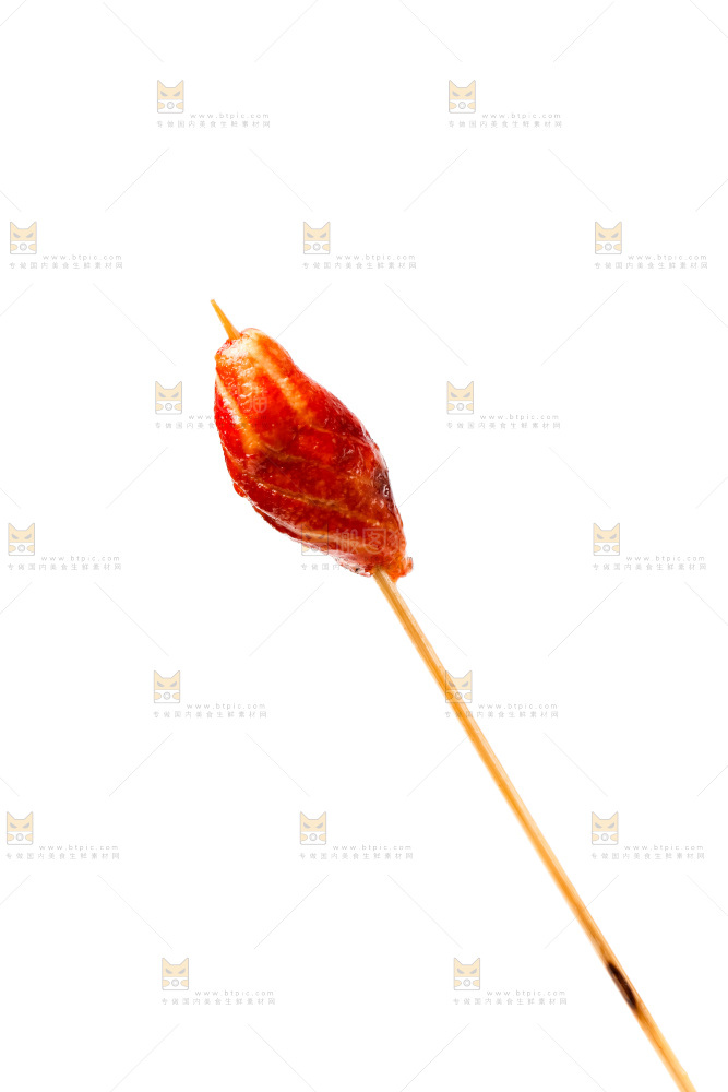 白底上的肉串