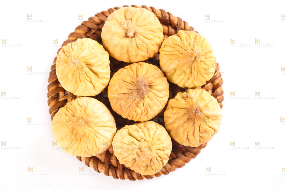 白底上放着无花果果干