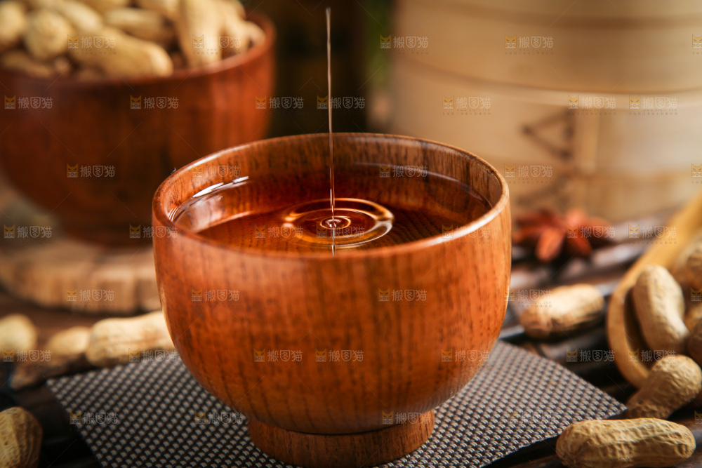 碟子里的料酒