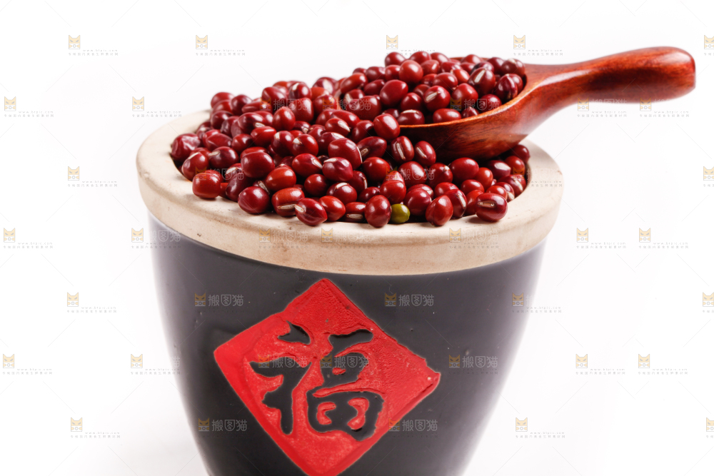 白底上放着红豆