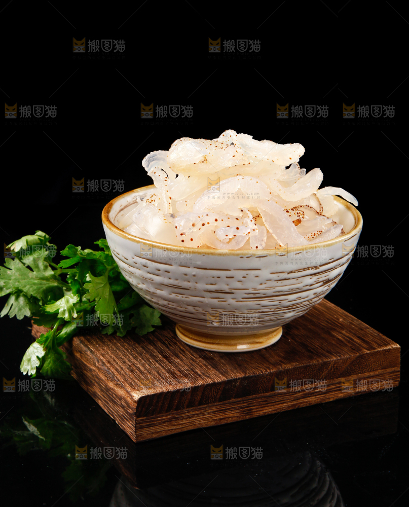 碗里装着白花海蜇丝
