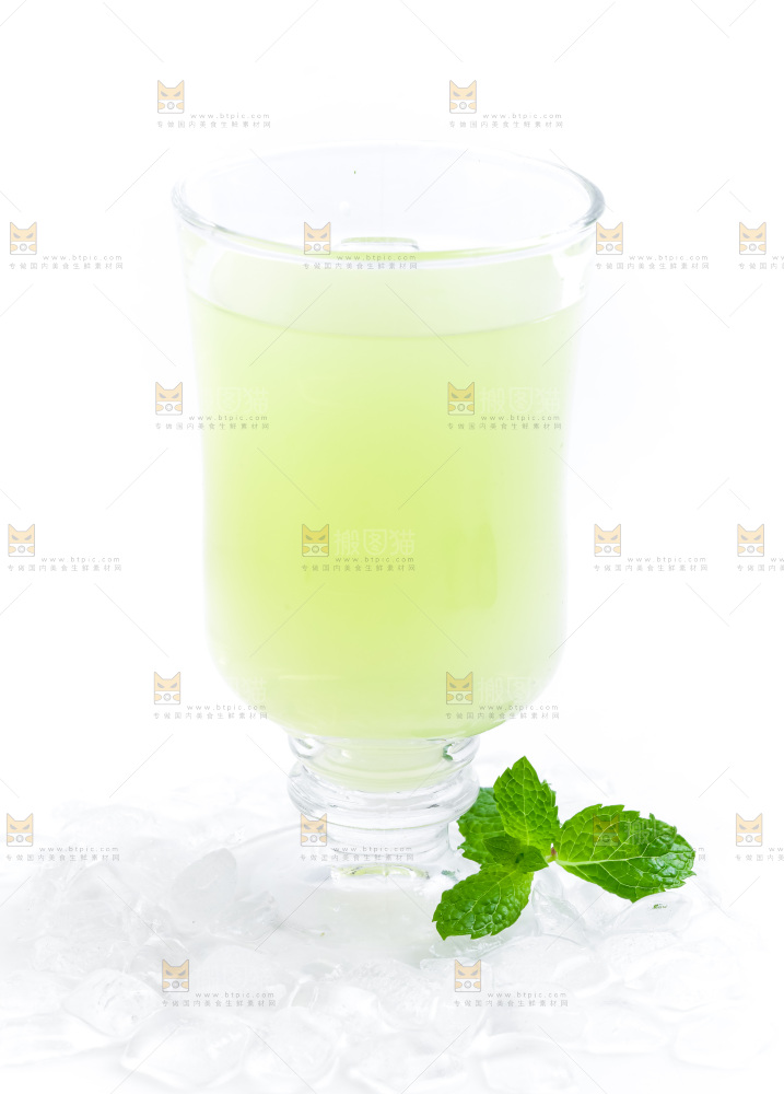 白底上放着一杯早酥梨果汁