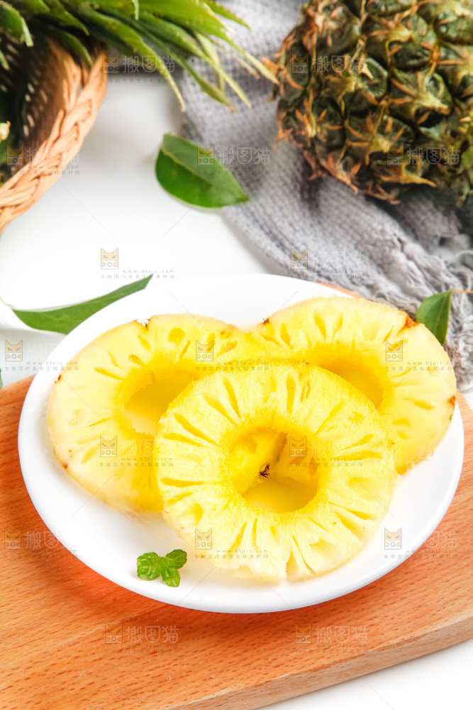盘子里的泰国香水小菠萝