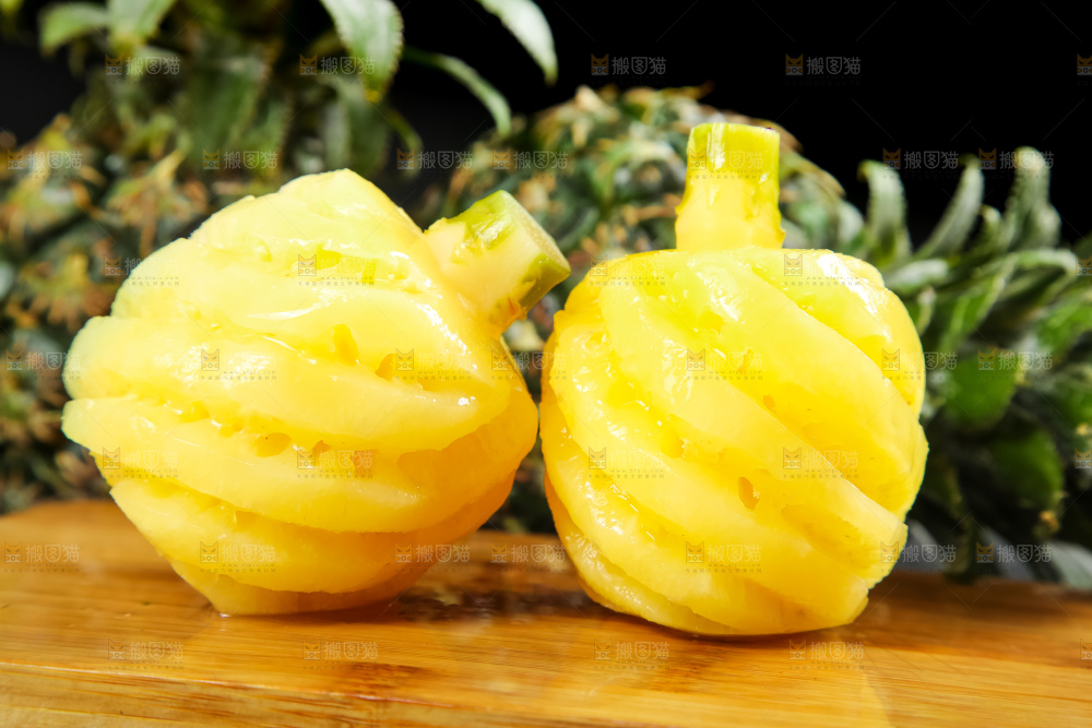 木板上放着泰国去皮小菠萝