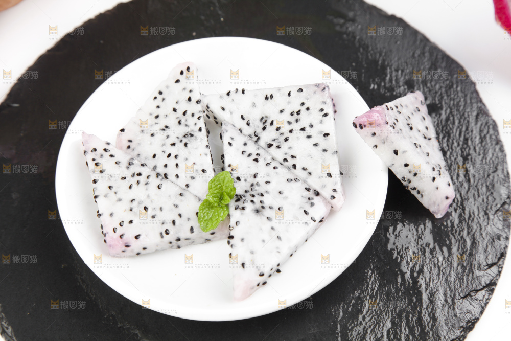 黑石板上的新鲜火龙果