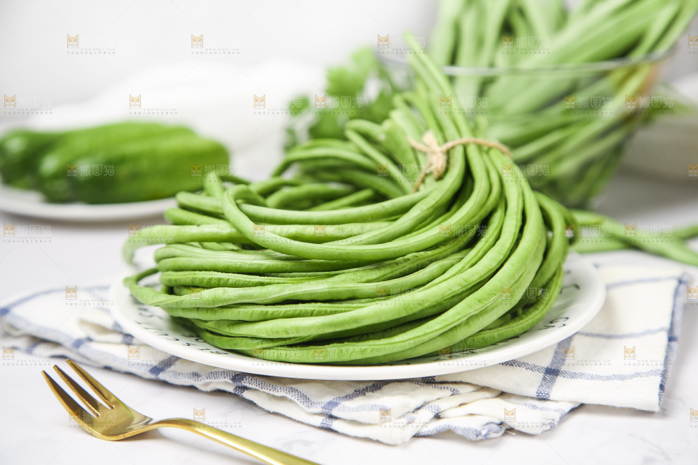 盘子里装着豇豆
