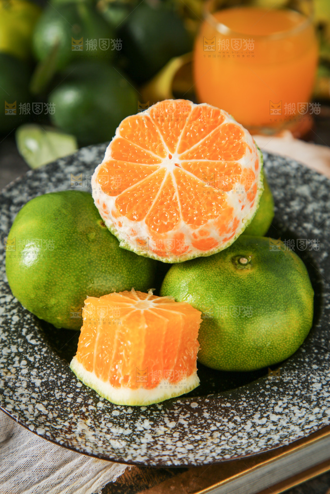 盘子里装着青皮蜜橘