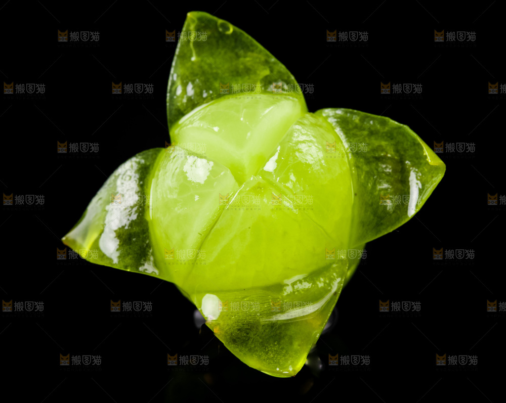 黑底上放着维多利亚青提