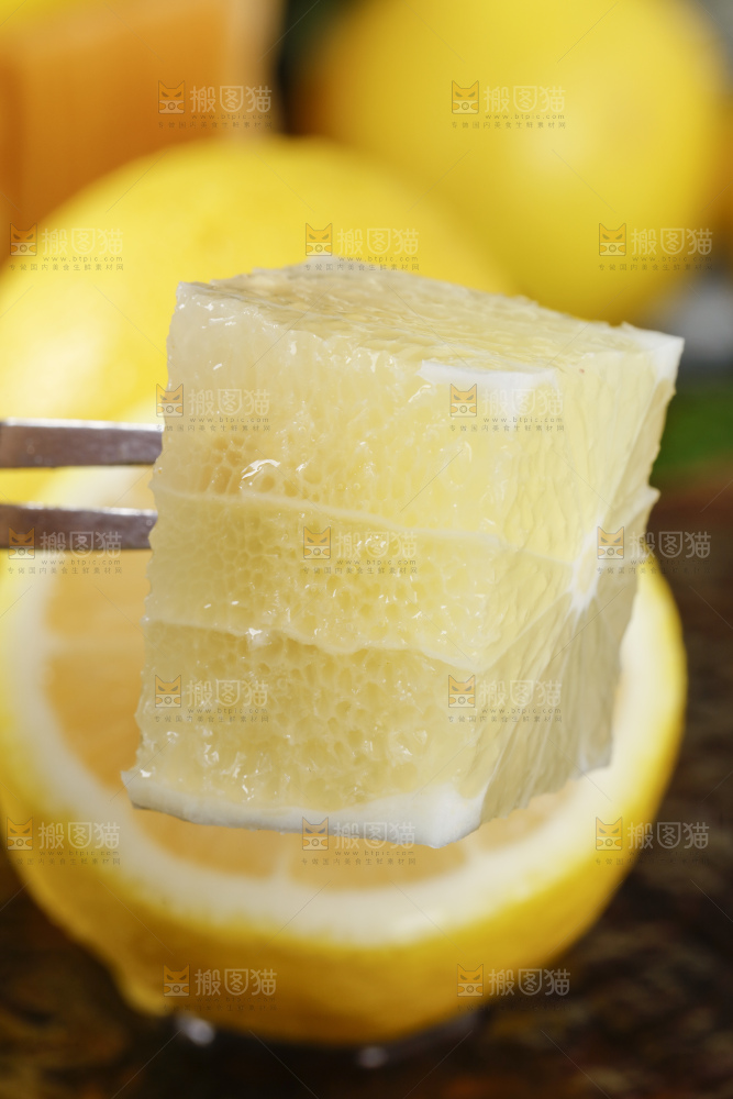 叉子上叉着柠檬果肉