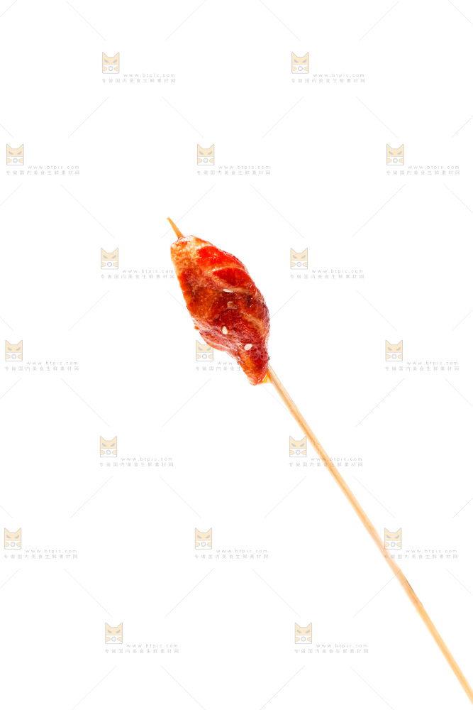 白底上的肉串