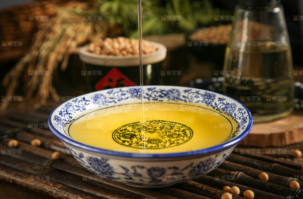 碗里装着食用油