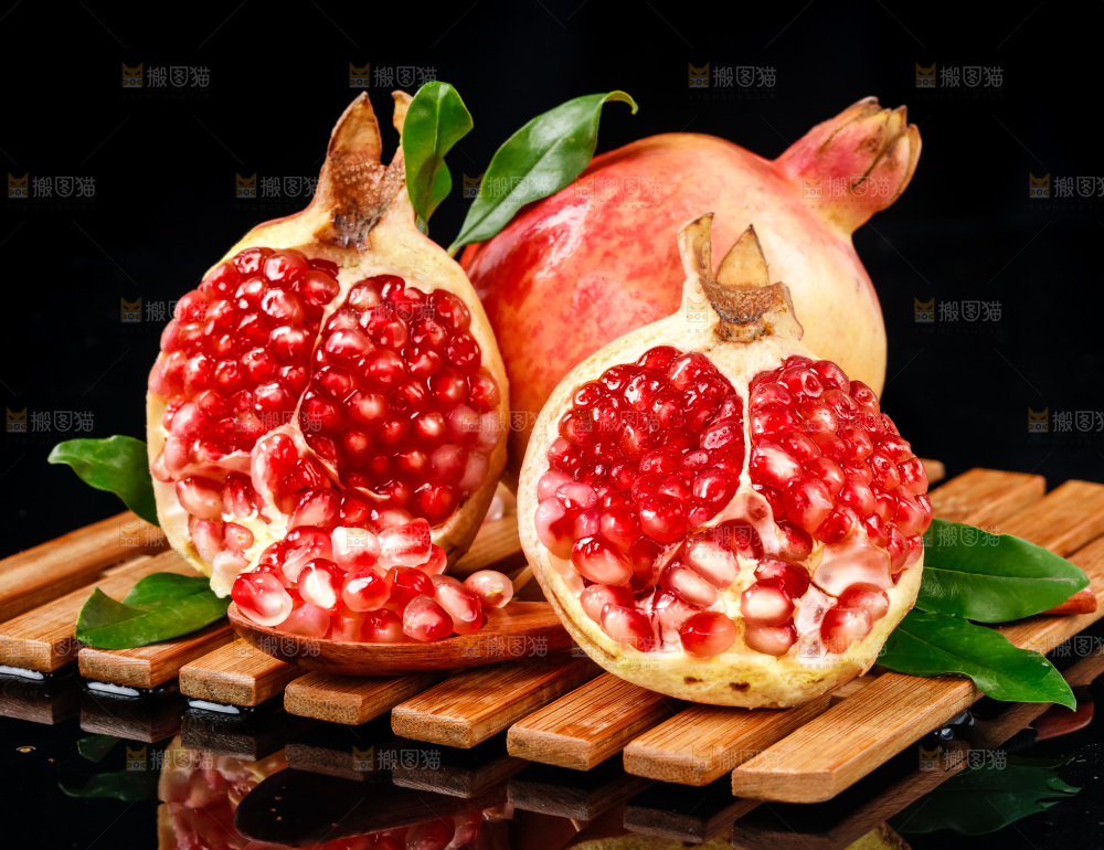 深底上放着突尼斯软籽石榴