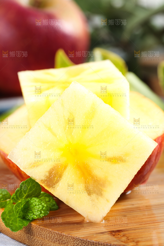 木板上的新鲜丑苹果