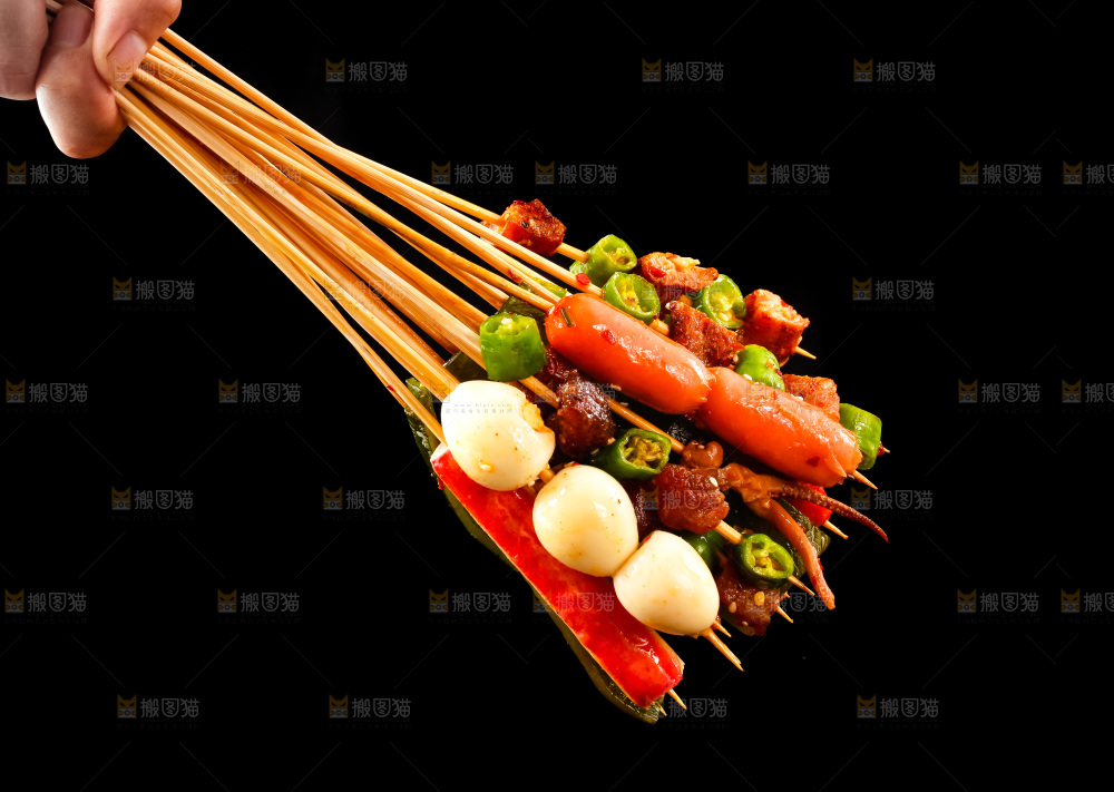 手拿钵钵鸡食材