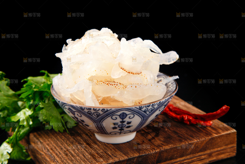 碗里装着白花海蜇丝