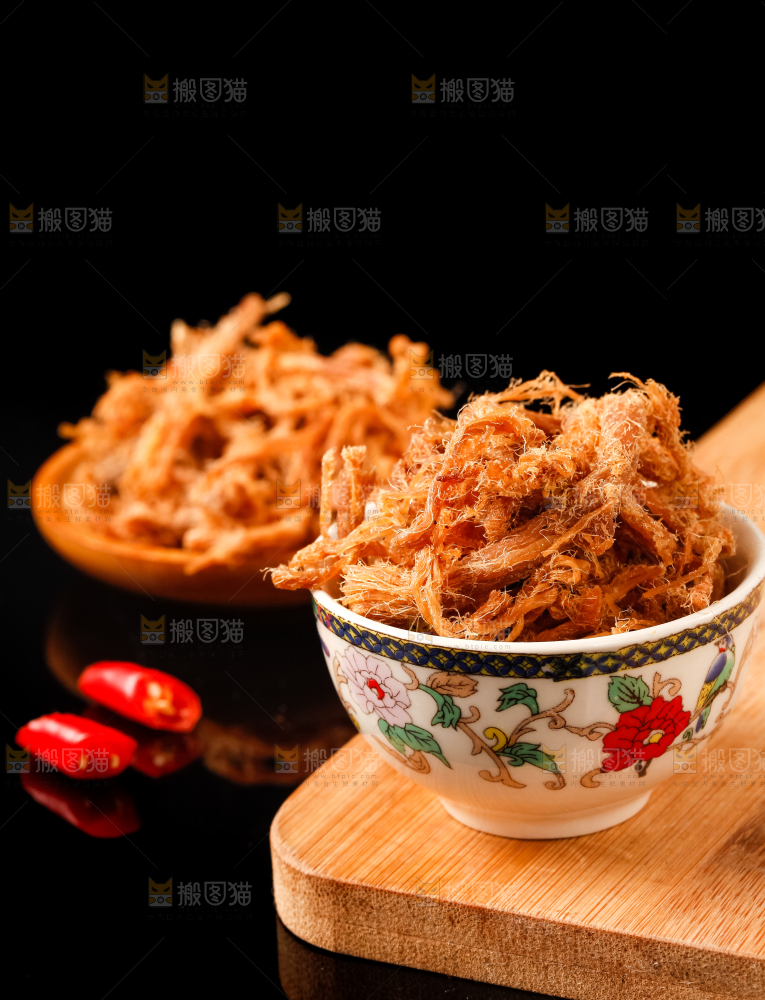 黑底上放着手撕肉干