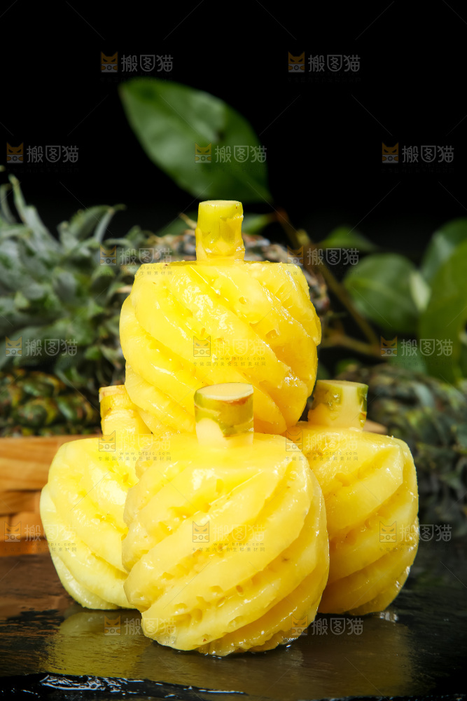 石板上放着泰国去皮小菠萝