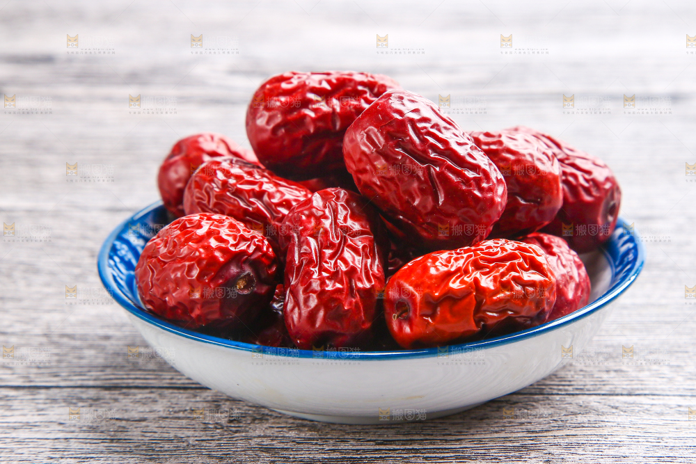 木底上放着新鲜红枣