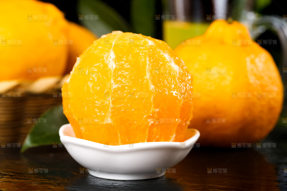 黑底上放着丑橘