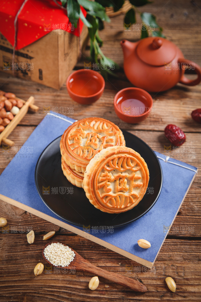 一盘五仁月饼放在木底上