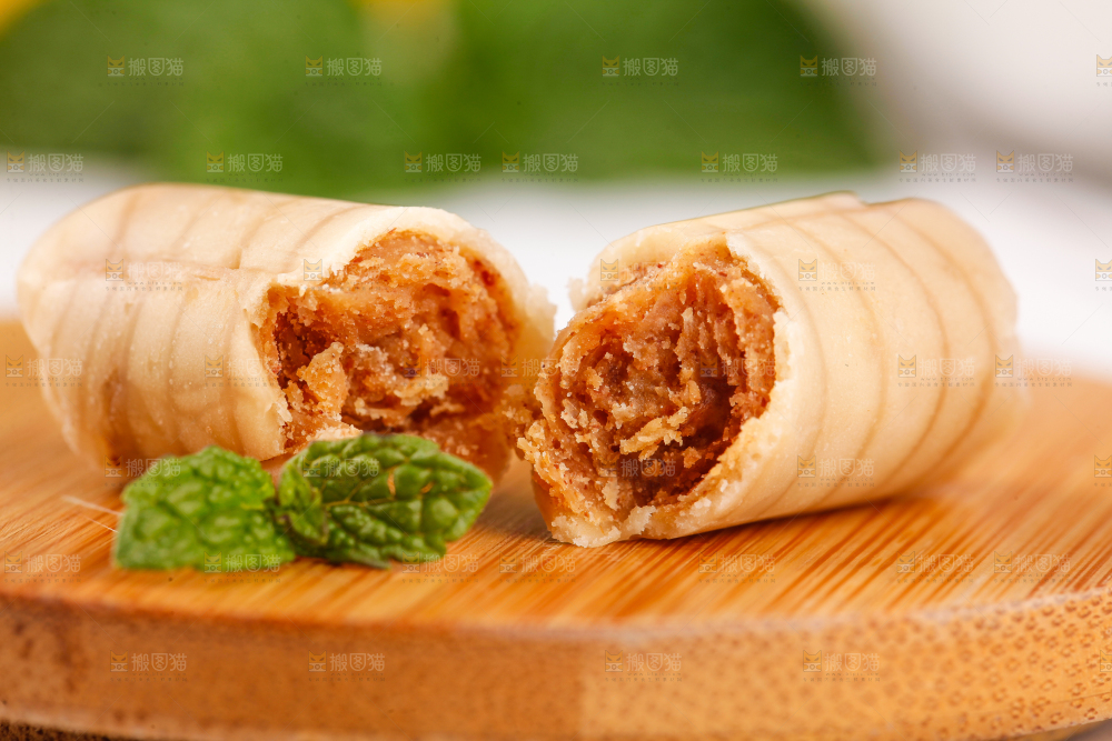 木板上的大虾酥糖