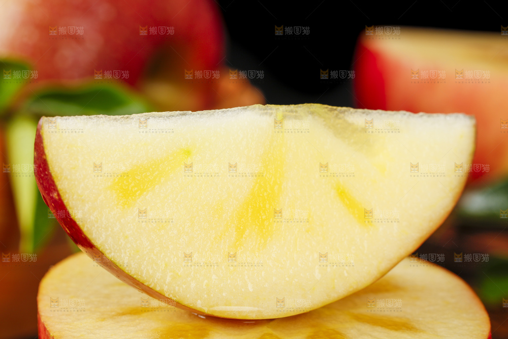 木板上放着云南昭通丑苹果