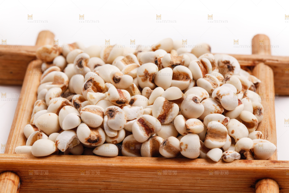 浅底上放着贵州薏米