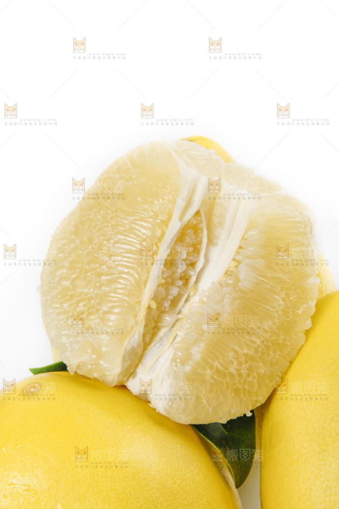 白底上摆放着新鲜柚子