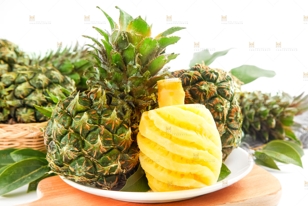盘子里的泰国香水小菠萝