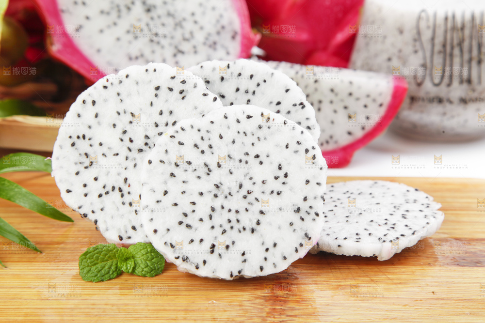 木板上放着新鲜火龙果