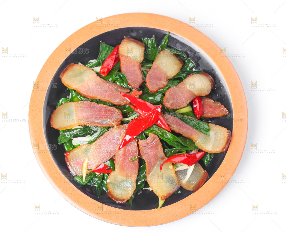 盘子里装着腊肉炒蒜苗
