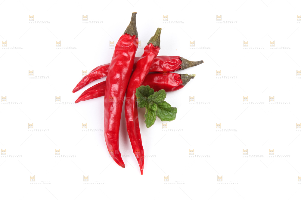 白底上放着香料组合