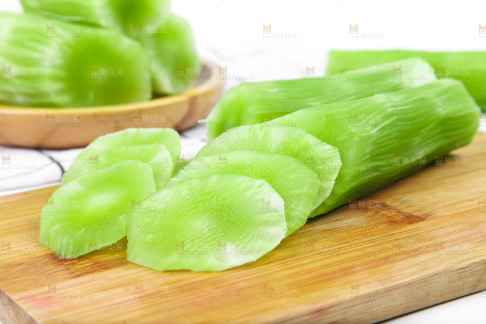 木板上放着莴苣