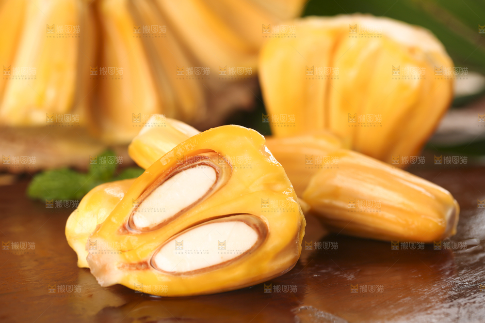 木板上的越南红心菠萝蜜
