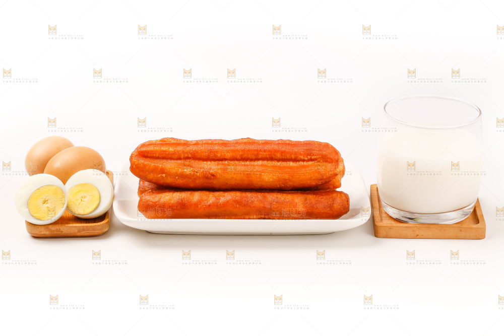 一盘鸡蛋油条放在白底上